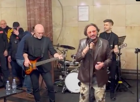 Стас Михайлов спел в метро