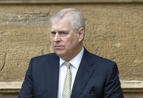 Нелюбимый сын Елизаветы II принц Эндрю отличился на пасхальной службе