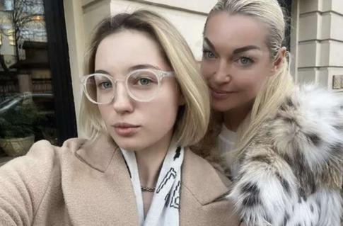 Волочкова о выборе дочери Ариадны: «Я разрешаю им делать вообще все!»