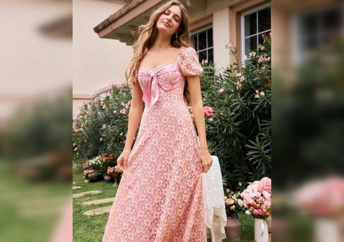 Кружево и белый цвет: трендовые платья весны 2024