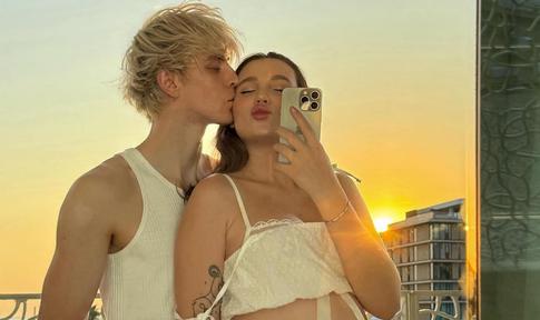 Недавно ставший отцом блогер Влад Бумага забрал жену и дочку из роддома