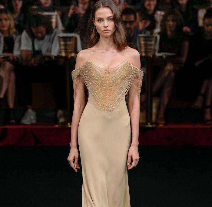 Российская модель Алеся Кафельникова покорила Париж эффектным выходом на подиум