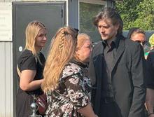 Петр Чернышев привел пятилетнюю дочь Милу на могилу Анастасии Заворотнюк