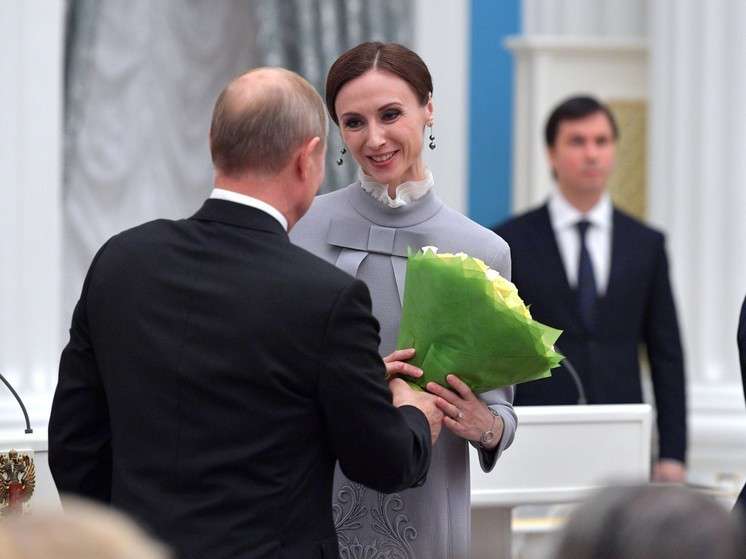 Путин вручает награду Захаровой в 2019 году