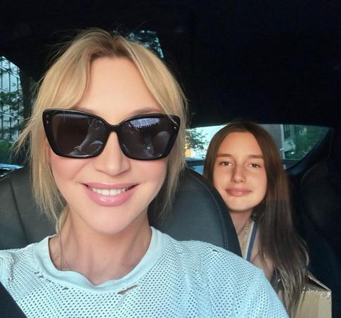 Орбакайте сводила дочь на мюзикл Джоли