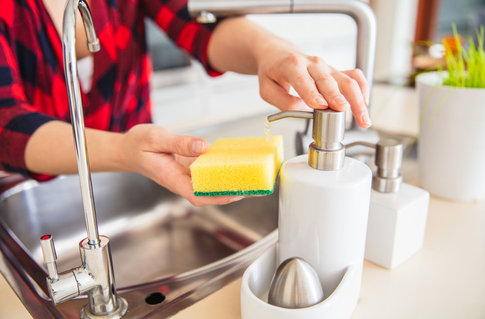 Губка: как долго она может «жить» на кухне и как ее правильно использовать