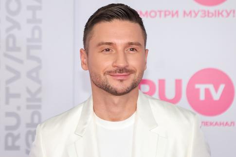 «Вы — мое продолжение»: Лазарев запечатлел своих повзрослевших детей на пляже