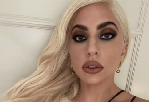 Леди Гага ответила на слухи о беременности: «Просто плачу»