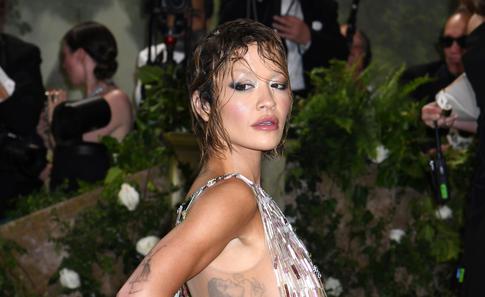 Рита Ора появилась на публике в сверкающем наряде без бюстгальтера