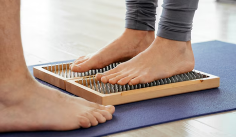 Почему стоять на гвоздях не только полезно, но и вредно