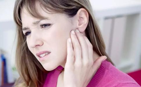 Прыщи за ушами: почему они появляются и как их убирать, советует дерматолог