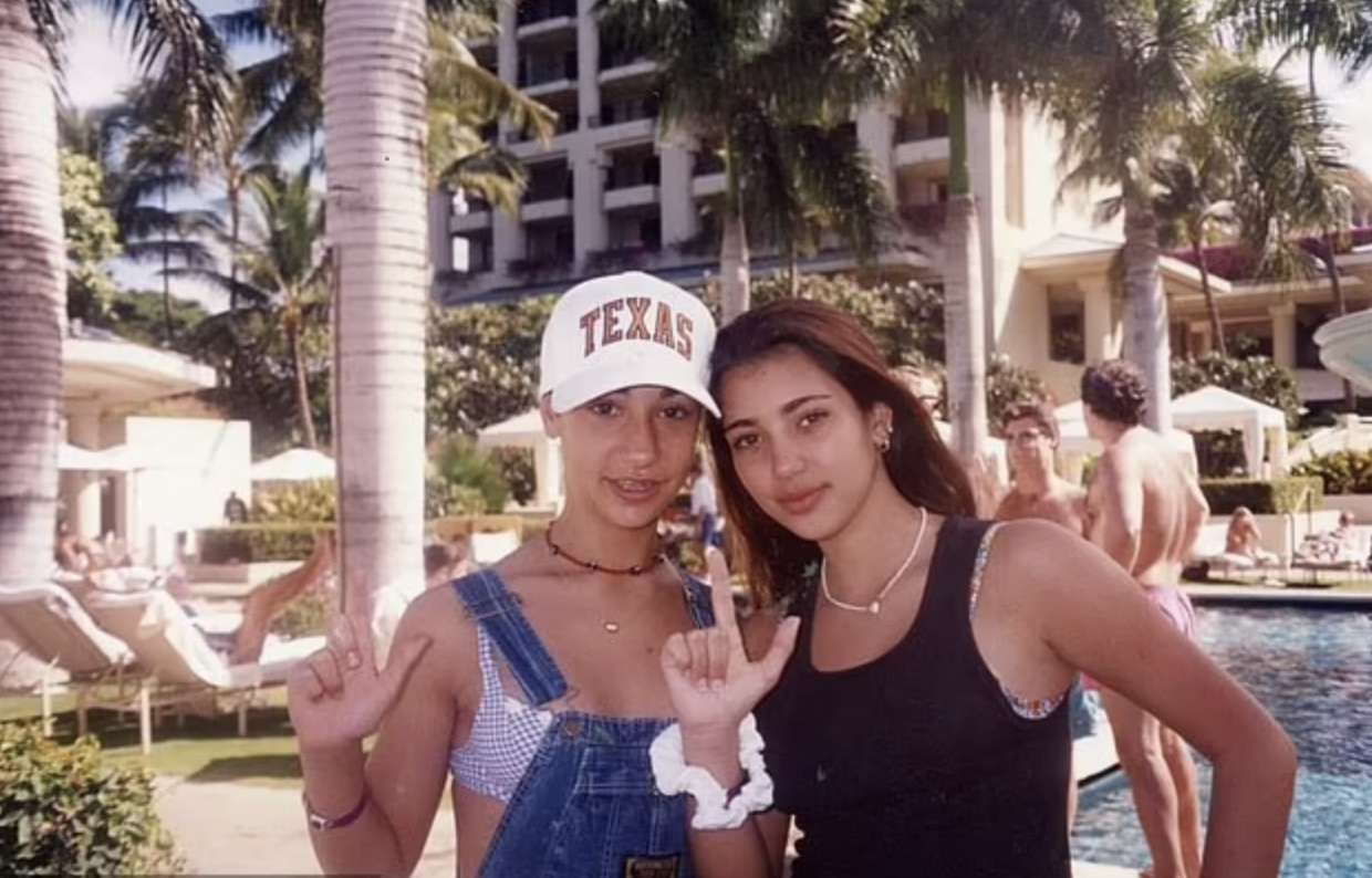 Ким Кардашьян показала поклонникам свои подростковые фото из 90-х