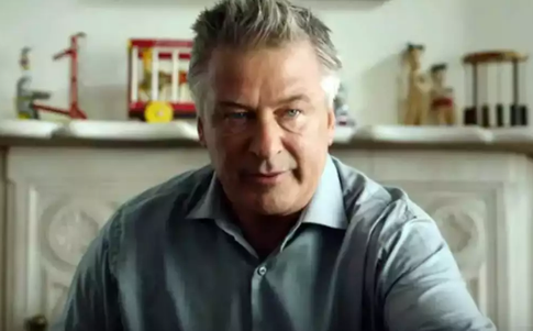 Алек Болдуин с семьей посетил премьеру впервые после закрытия дела об убийстве