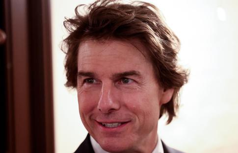 Том Круз исполнил смертельный трюк во время церемонии закрытия Олимпиады