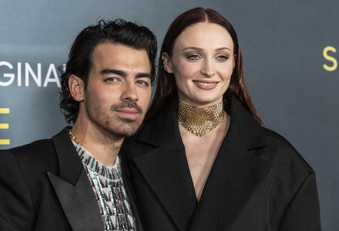 От знакомства в соцсетях до развода: история любви Софи Тернер и Джо Джонаса