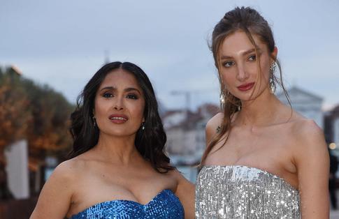 Смелый образ: падчерица Сальмы Хайек впервые за долгое время вышла в свет