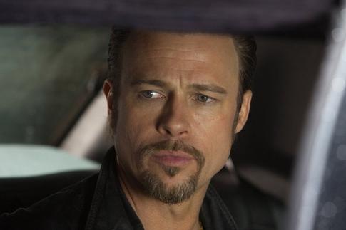 Папарацци заметили парные кулоны у Брэда Питта и его избранницы