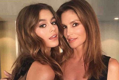 23-летняя дочь Синди Кроуфорд повторила культовый образ матери из 90-х