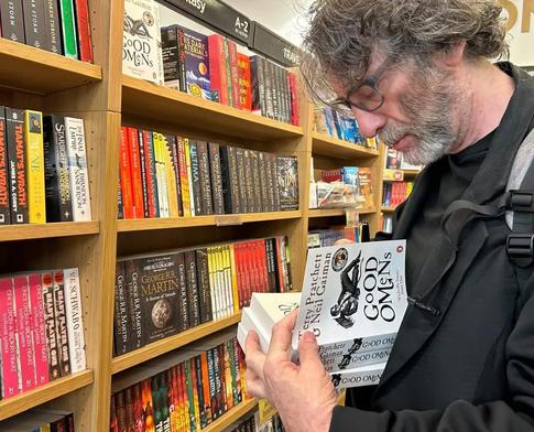 Нил Гейман ответил на обвинения в сексуализированном насилии и отверг все претензии