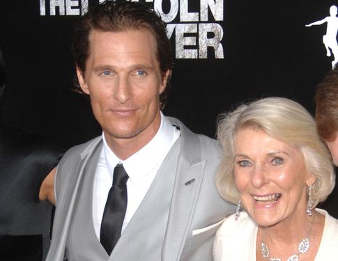 «Не напрягаюсь»: 93-летняя мать Мэттью МакКонахи рассказала, в чем секрет ее долголетия