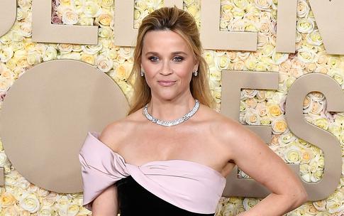 Смелый разрез на бедре: Риз Уизерспун щеголяла на красной дорожке в черном костюме