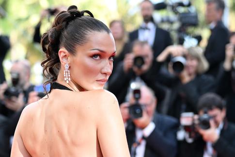 Облаченная в бикини Белла Хадид устроила откровенную фотосессию в снегу