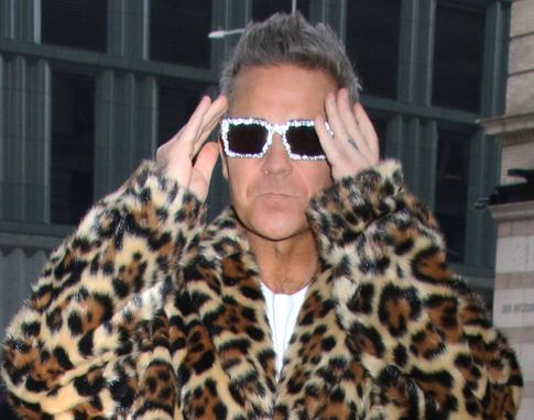 Бежавший из горящего Лос-Анджелеса Робби Уильямс появился на публике в «леопарде»