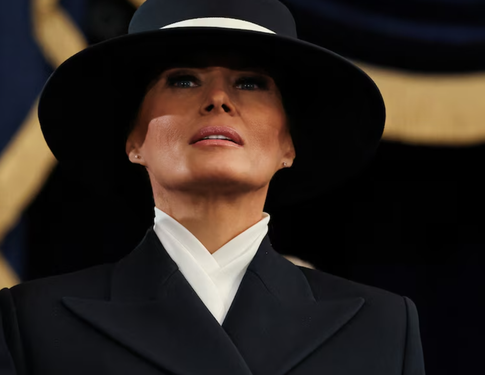 Мелания Трамп и ее шляпа: мнение стилиста о наряде старой новой первой леди США
