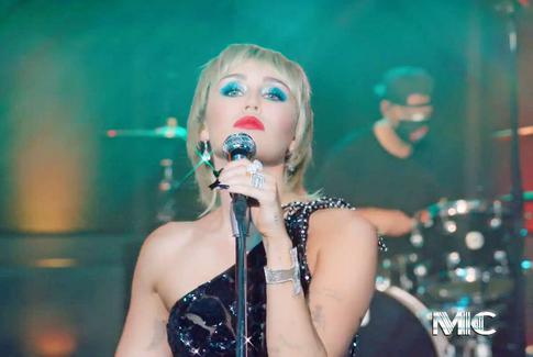 «80-е вернулись»: Майли Сайрус сменила прическу и облачилась в ретро-наряды