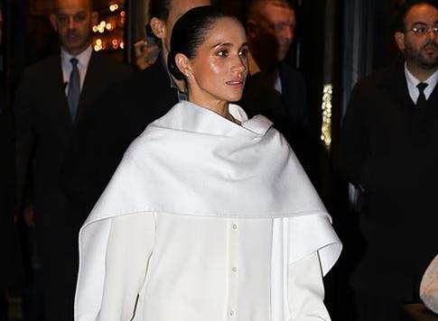 Меган Маркл едва не поцеловала дизайнера Balenciaga, в итоге ударившись головой