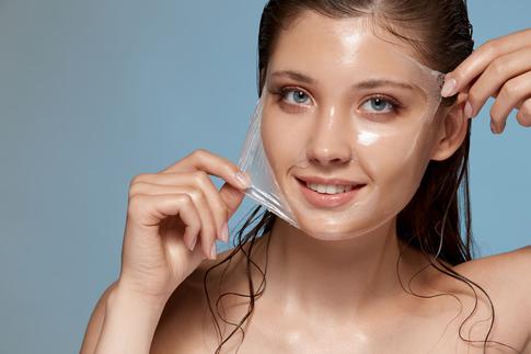 Маска-пленка: тренд в уходе за кожей, популярный в 90-е