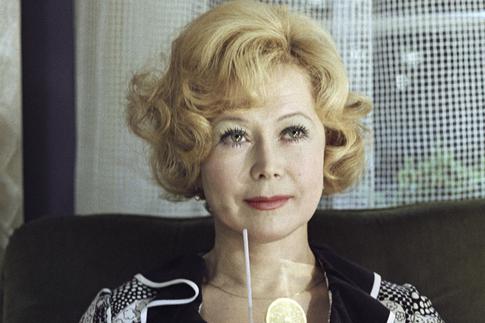 «Прекрасно выглядит»: поклонники оценили внешность 88-летней Немоляевой