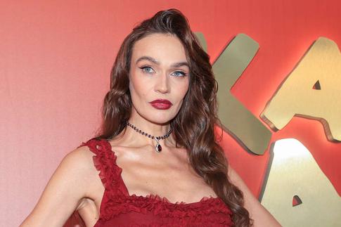 «Если б была красивой»: Водонаева оценила «голый» наряд Сидни Суини