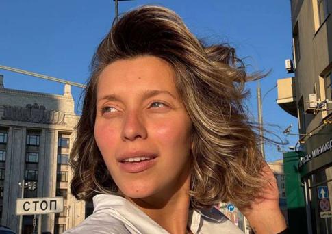 Недавно родившая Регина Тодоренко вышла на связь с пляжным фото