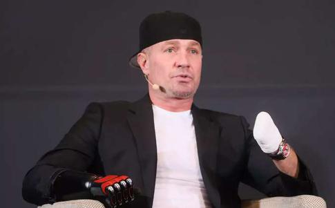 «Молодец, Ромка»: Костомаров похвастался успехами в плавании