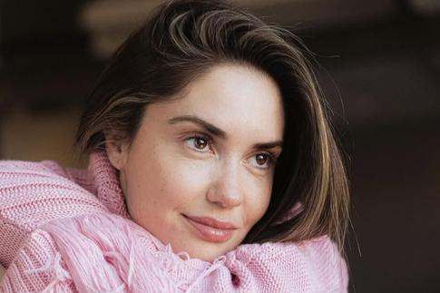 «Мучаюсь»: беременная Муцениеце пожаловалась на трудности с дочкой