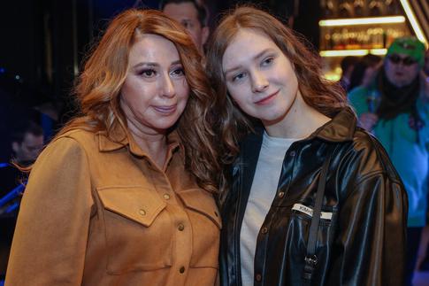 «Скрывать такую красоту — преступление»: Алена Апина показала дочь Ксюшу