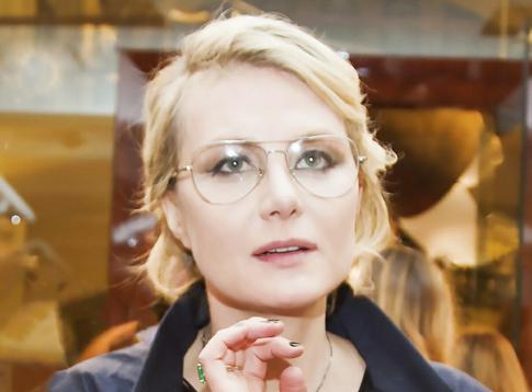 Рената Литвинова отказалась от стиля total black и вышла в белом платье