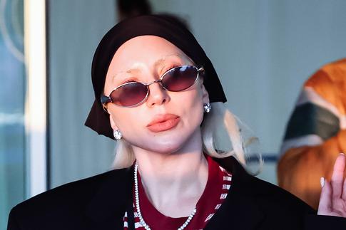 «С любовью, Мама Монстров»: Леди Гага стала садовницей в канун Хэллоуина