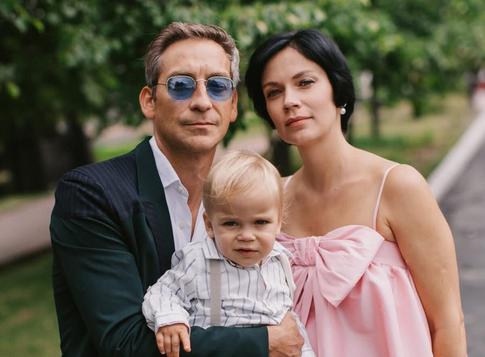 Супруга Артема Ткаченко запечатлела мужа с четырьмя детьми