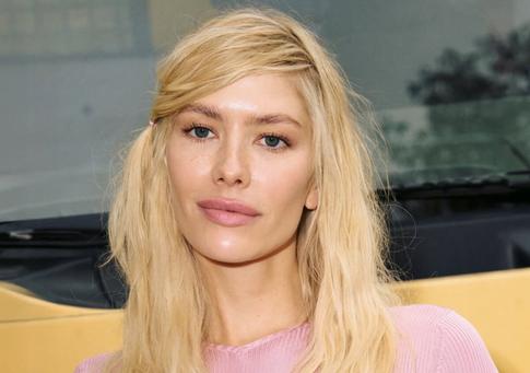 «Осмелились бы надеть?»: Перминова примерила бюстгальтер с чашечками-конусами