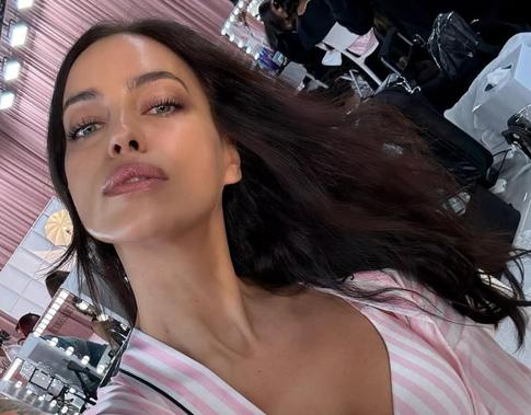 «Нетипичный ангел»: Ирина Шейк восхитила фанатов аутфитами на fashion-шоу