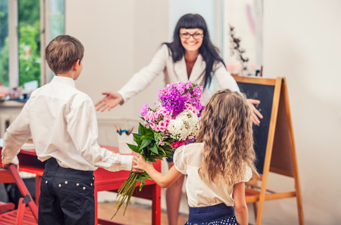 Вместо цветов и торта: 6 нетривиальных способов поздравить учителя