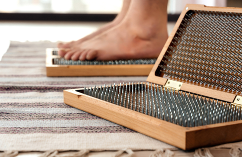 Доска Садху: в чем польза стояния на гвоздях и всем ли стоит это делать