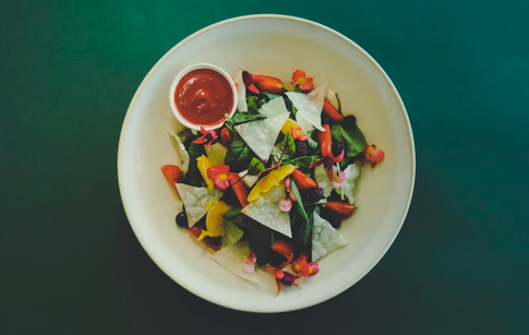 Сытно и полезно: 5 вкусных салатов, которые легко заменят обед или ужин