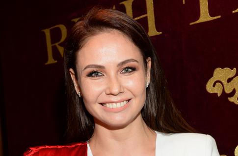 Черное платье и мех: Ляйсан Утяшева примерила образ девушки Бонда