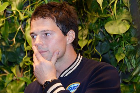 Козловский проводит время с пятилетней дочерью у океана