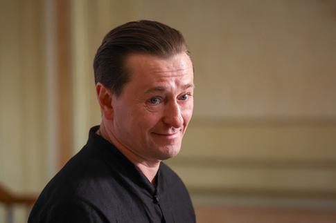 Сергей Безруков подал в суд на продавца масок с его лицом