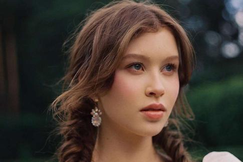 Анна Пересильд показала фигуру, представ в коротком черном топе