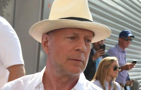 Папарацци заметили неизлечимо больного Уиллиса на прогулке в Лос-Анджелесе